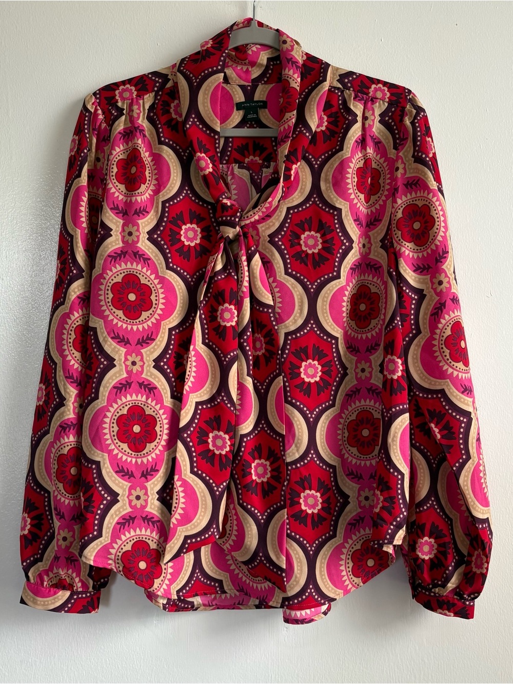 Ann Taylor L Pink Red Geometric Satin Polyester Collared Tie Neck Blouse